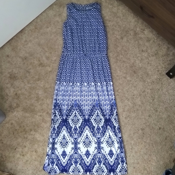 Danny & Nicole Dresses & Skirts - MOVING SALE🌻3/20 Blue & White Print Maxi Dress